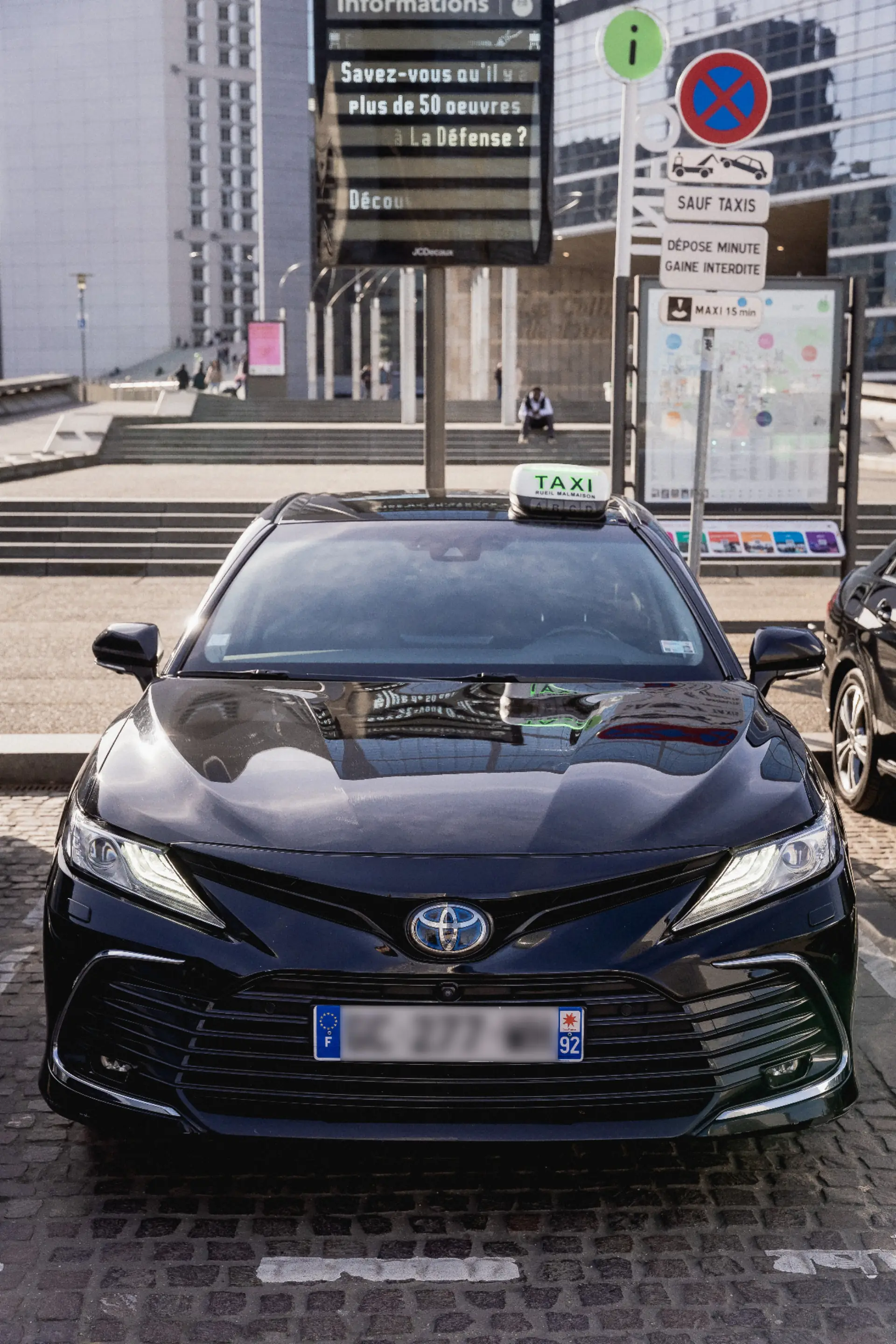 Toyota Camry Hybrid face avant